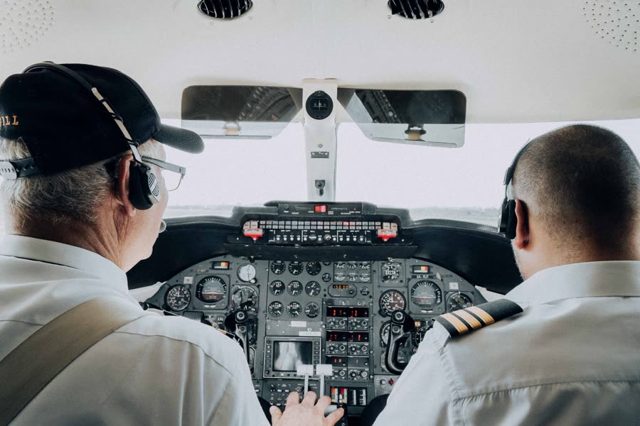 Pilotos na cabine de um avião