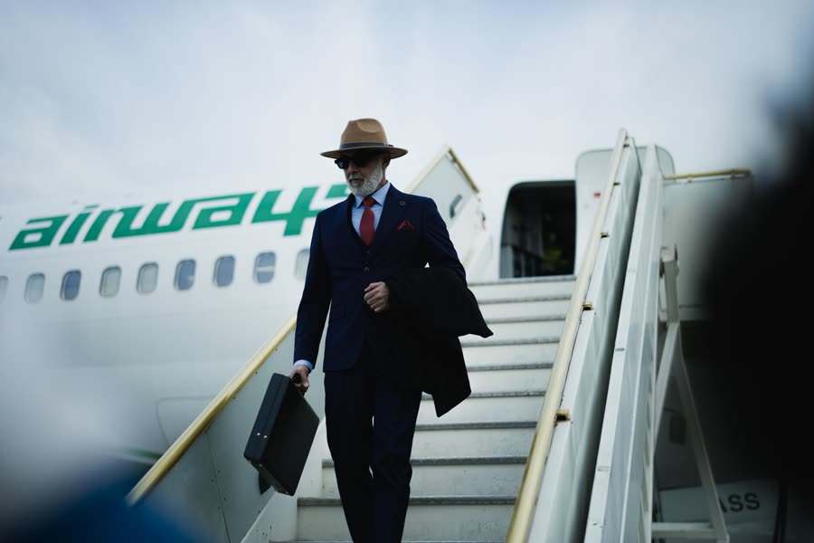 Executivo desembarcando de um avião