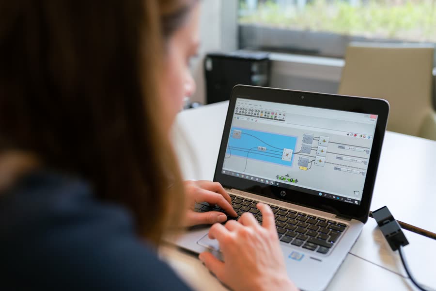Profissional de tecnologia trabalhando no notebook